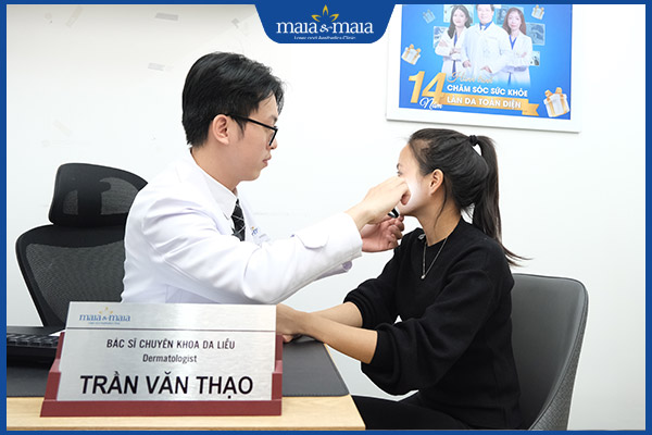 Hỗ trợ điều trị mụn trứng cá bằng công nghệ Laser Diot 5 bác sĩ thăm khám