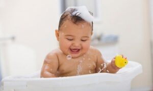 Những Nguyên Tắc Khi Chăm Sóc Trẻ Bị Viêm Da Cơ Địa 5 huong dan me cach tam cho tre so sinh da rung ron1