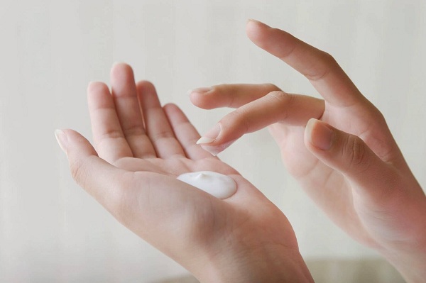 Điều trị viêm nang lông da đầu để ngăn rụng tóc 6 Thuốc bôi có thể hỗ trợ điều trị viêm ngay lập tức