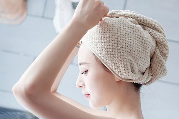 Cách sử dụng dầu xả chăm sóc tóc hiệu quả 4 Ủ tóc cũng là một cách để dưỡng tóc chắc khỏe và mềm mượt hơn