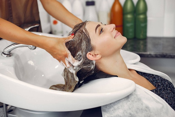 Những hóa chất gây rụng tóc trong dầu gội đầu bạn có biết? 1 Đôi khi hóa chất trong dầu gôi lại là nguyên nhân gây rụng tóc của bạn