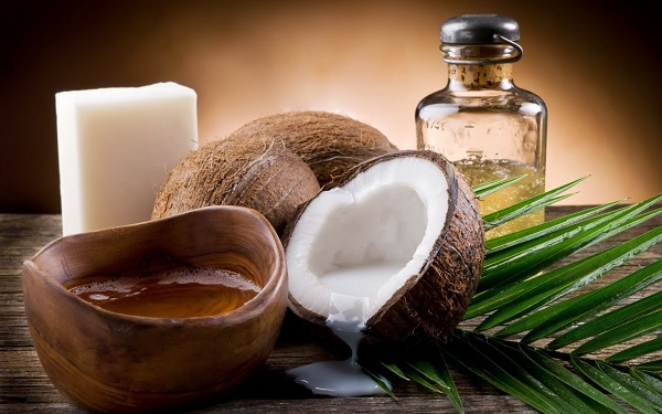 Những tác dụng của dầu dừa với tóc 2 Dầu dừa có nhiều ứng dụng trong chăm sóc da và tóc
