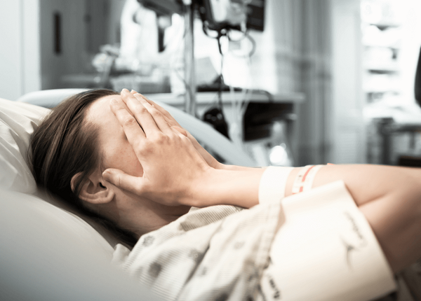 Tình trạng rụng tóc sau phẫu thuật là do đâu? 3 Stress hay tư thế nằm là một trong những nguyên nhân gây rụng tóc sau phẫu thuật