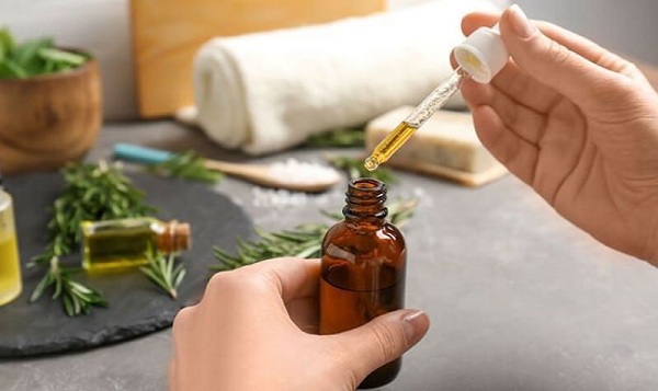 Ngứa da đầu kèm theo rụng tóc - Nguyên nhân do đâu? 3 Các loại tinh dầu có tính chất chống viêm cũng có thể hạn chế tình trạng ngứa da đầu