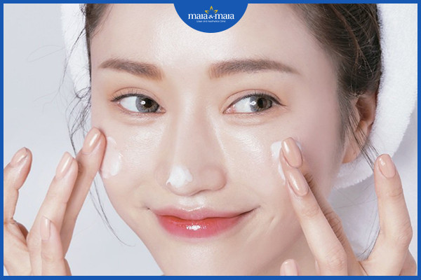 Sử dụng kem chống nắng để bảo vệ da khỏi các tác hại của ánh nắng mặt trời