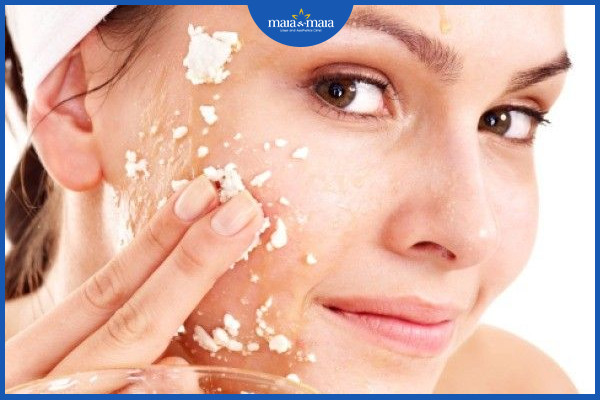 Tẩy da chết vật lý bằng cách chà xát da