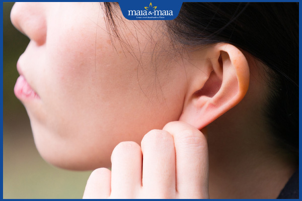 Mụn trứng cá ở tai có nguy hiểm không? Điều trị ở đâu hiệu quả? 3 thói quen sờ tai