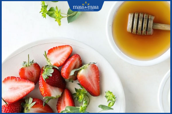 mật ong và dâu tây trị mụn trứng cá