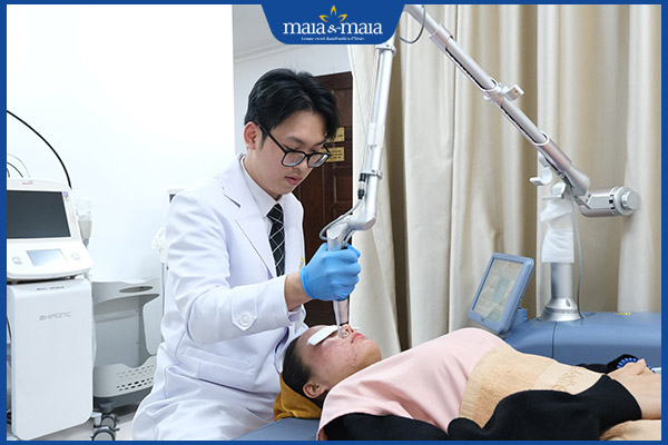 trị mụn trứng cá công nghệ cao