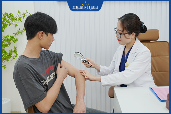 khám bác sĩ trị mụn nước
