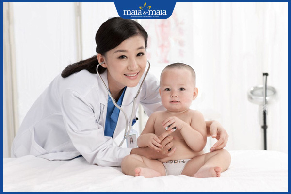 bác sĩ khám cho trẻ