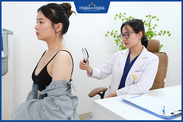 bác sĩ khám mụn lưng