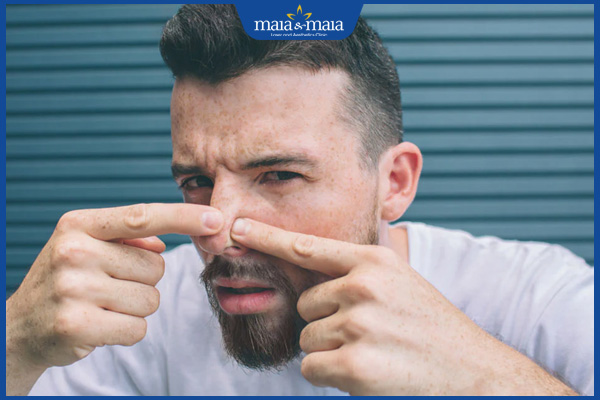 chạm tay vào nốt mụn