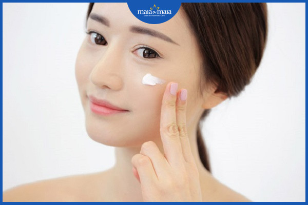 Sử dụng các loại kem dưỡng phục hồi để làm dịu da